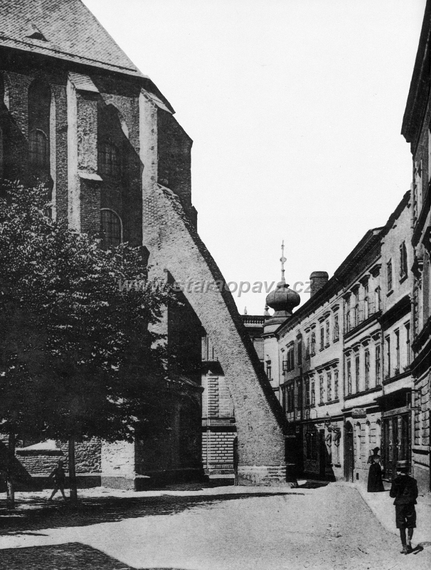 rybitrh (4).jpg - Jihozápádní strana Rybího trhu, pohled k divadlu. Fotografie z doby kolem roku 1900.